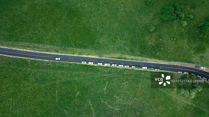 航拍草原上的公路图片素材