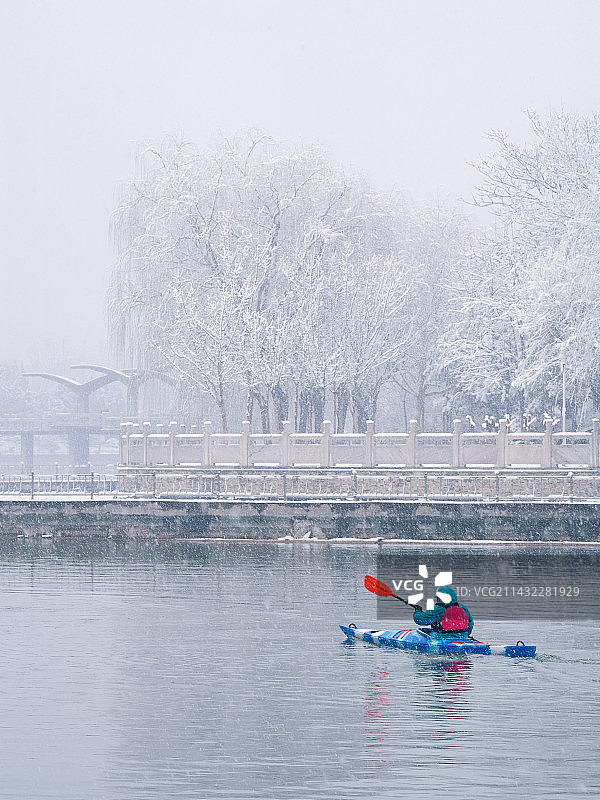 在雪中划艇的乐趣图片素材