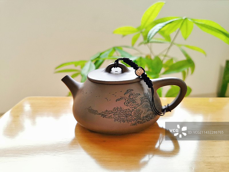 桌上茶壶的特写镜头图片素材