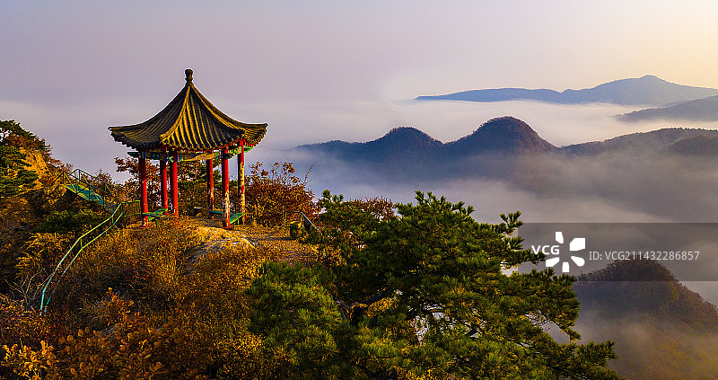 国门第一山凤凰山图片素材