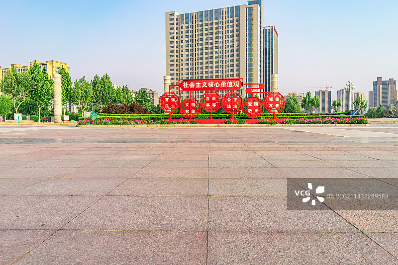 中国党建拍摄主题，山东泰安岱岳区人民政府岱岳文化广场，社会主义核心价值观立牌，户外白昼无人图像摄影图片素材
