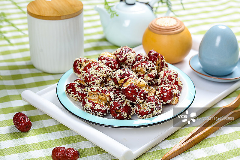 新疆特产美食红枣夹核桃仁图片素材