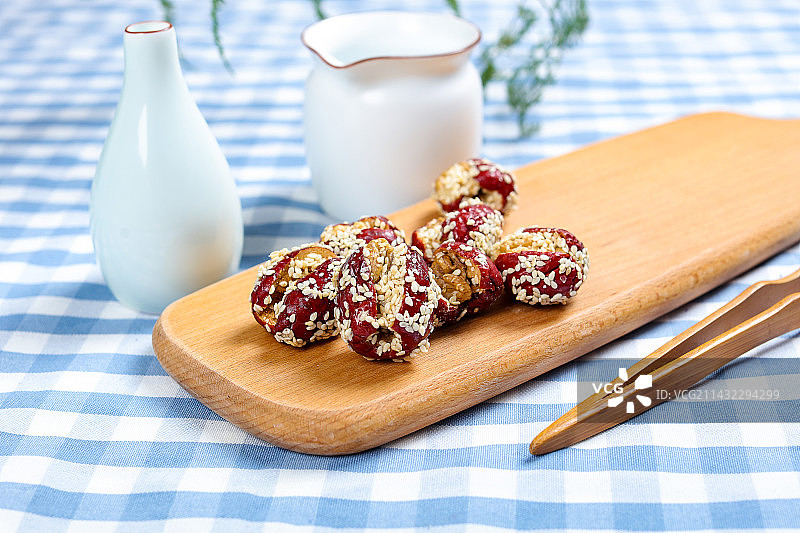 地方特产美食红枣核桃仁图片素材