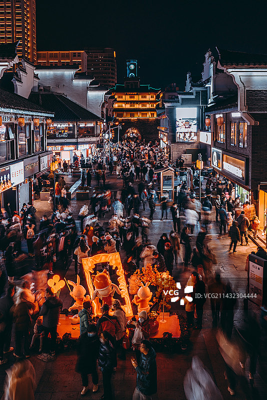 人们在享受夜晚的乐趣—宁波鼓楼图片素材