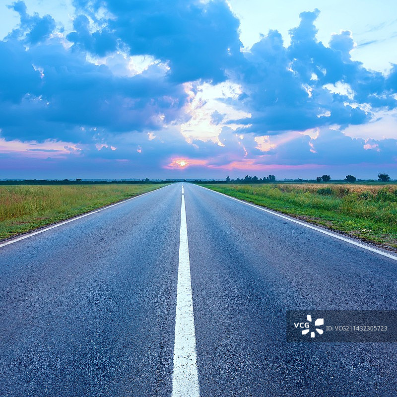通向远方的公路图片素材
