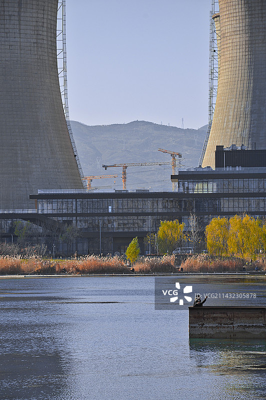 北京首钢公园冷却塔和群明湖图片素材