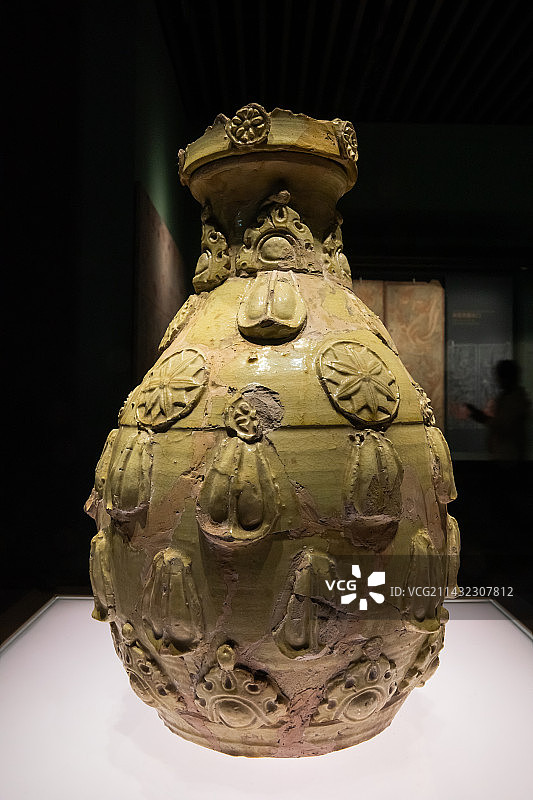太原市山西博物馆黄釉莲花尊北齐河清元年562年山西省寿阳县贾家庄村厍狄回洛墓出土图片素材