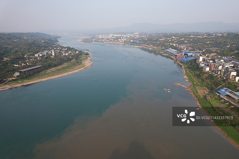 长江和赤水交汇处泾渭分明图片素材