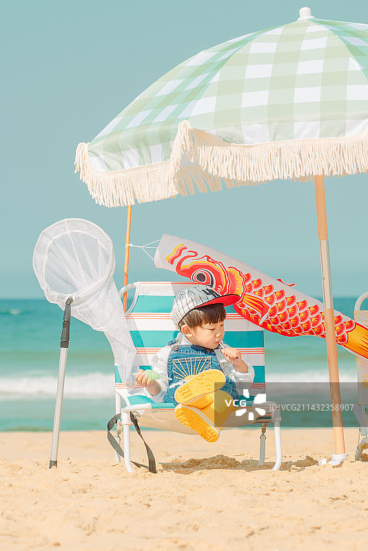 Lakes entrance沙滩椅上休闲的小男孩图片素材