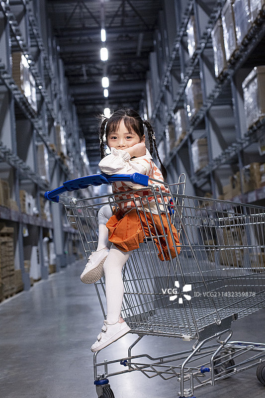 坐在购物车上的小女孩图片素材