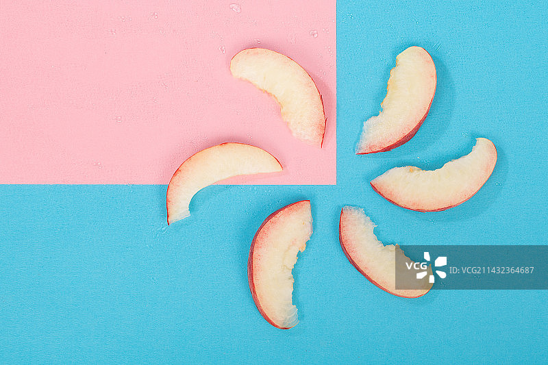 桃子水果蓝粉拼色背景图片素材