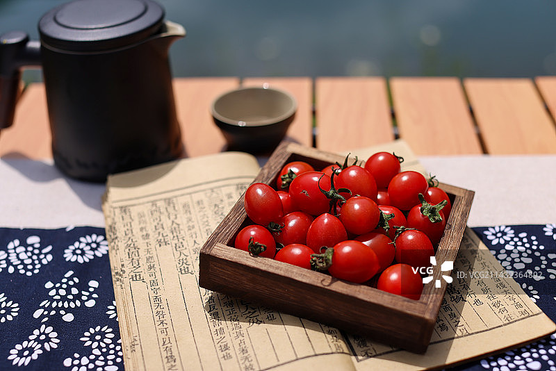 蛋卷桌上的西红柿图片素材
