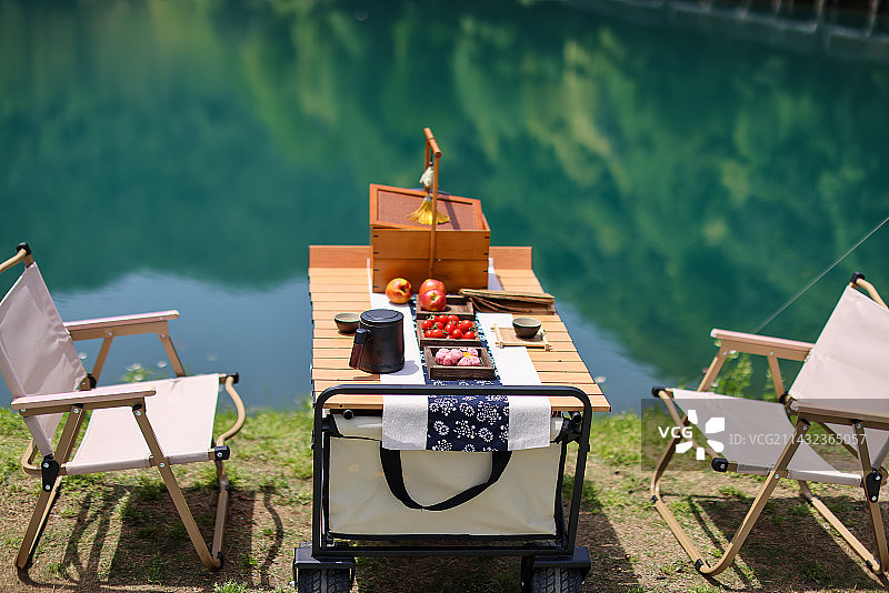 湖边的休闲时光图片素材