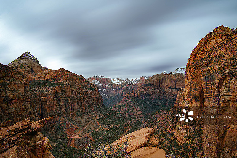 犹他州锡安国家公园天使降临的红色峡谷图片素材