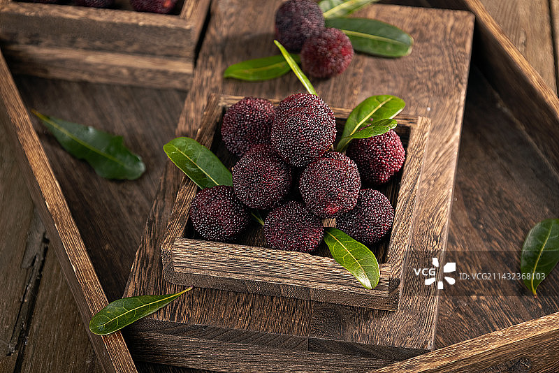 水果杨梅暗调风格木托盘背景图片素材