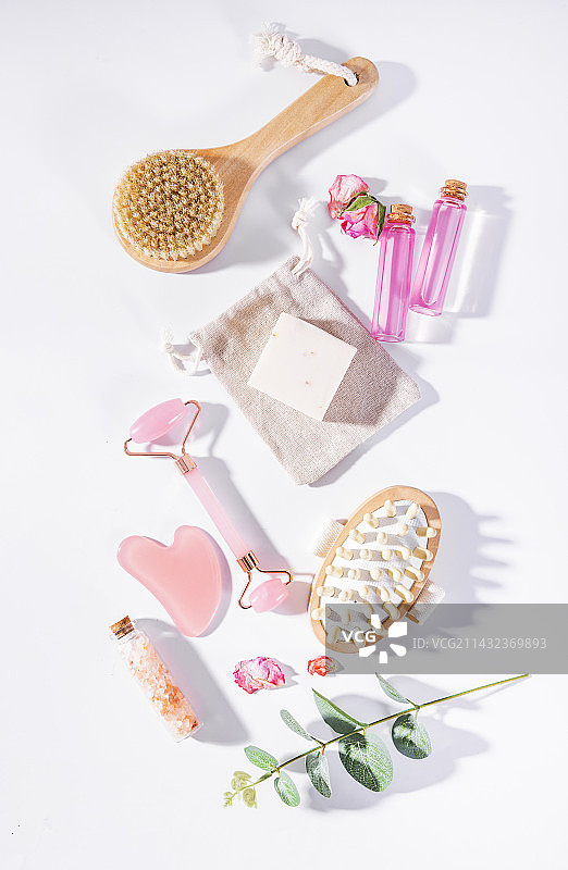 女性美容护肤产品滚轮按摩器图片素材