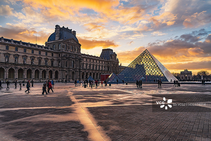 法国巴黎卢浮宫黄昏日落图片素材