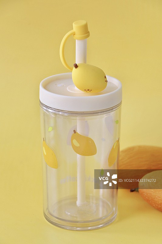 黄色背景下的瓶子特写镜头图片素材