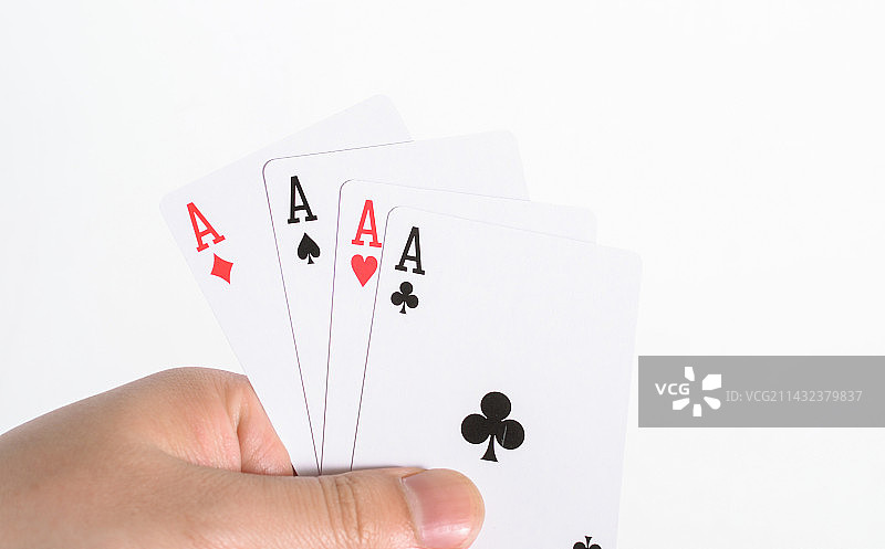 手拿扑克牌图片素材