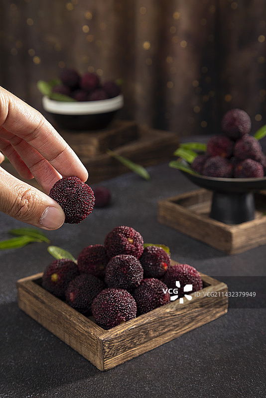手拿一颗水果杨梅图片素材