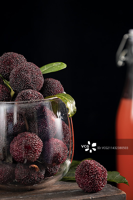 玻璃杯里的新鲜杨梅图片素材