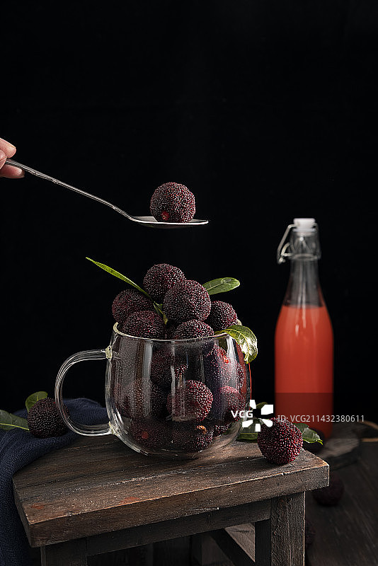 勺子上的一颗杨梅图片素材