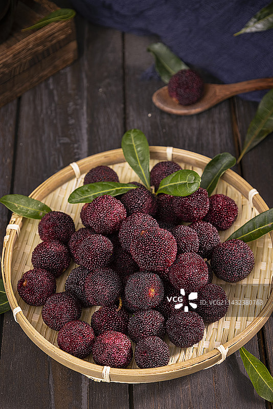 簸箕里的杨梅水果图片素材