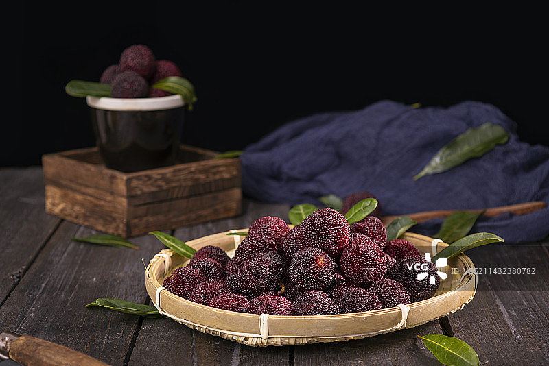 簸箕里的新鲜杨梅图片素材