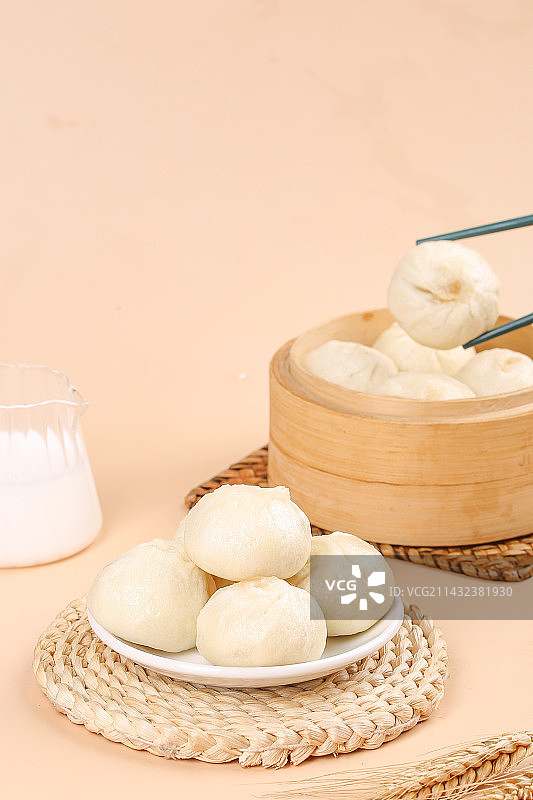 浅底上的发面小笼包图片素材