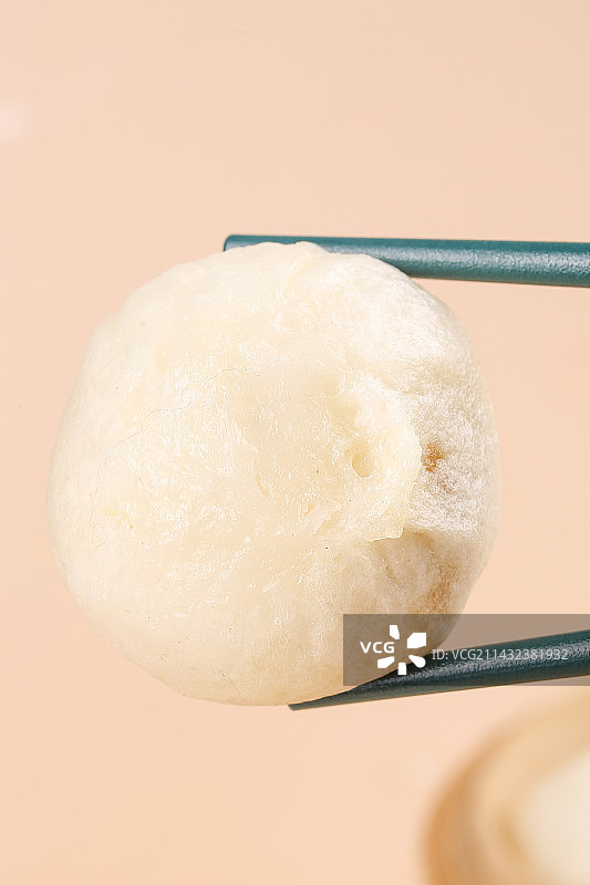 浅底上的发面小笼包图片素材