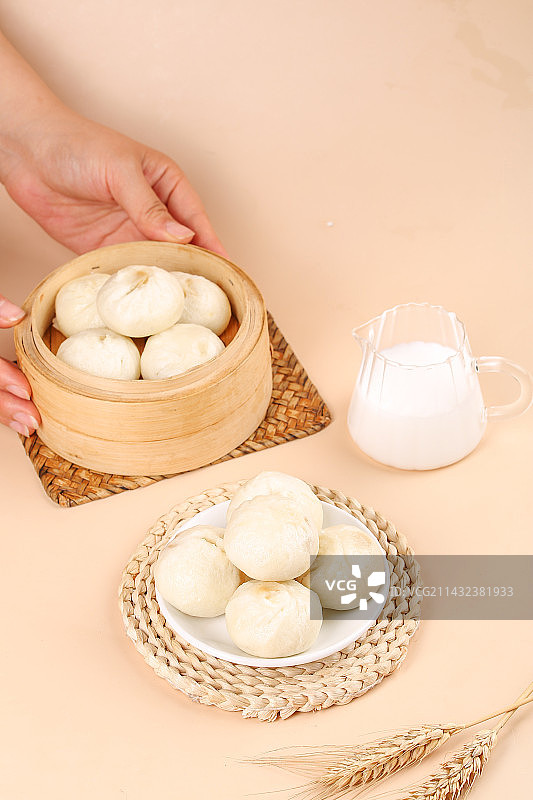 浅底上的发面小笼包图片素材