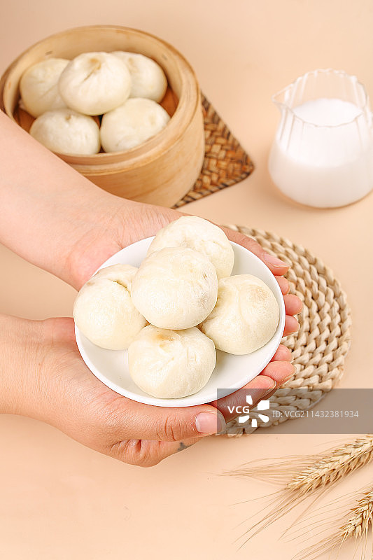浅底上的发面小笼包图片素材