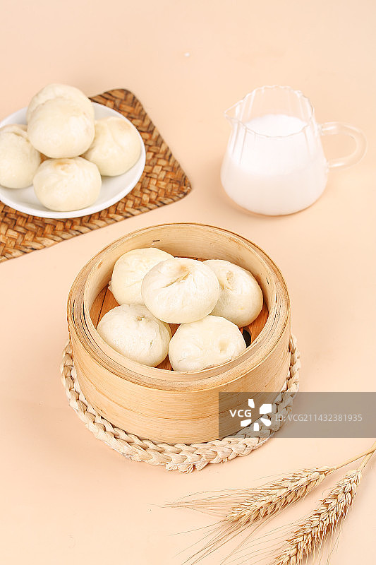 浅底上的发面小笼包图片素材