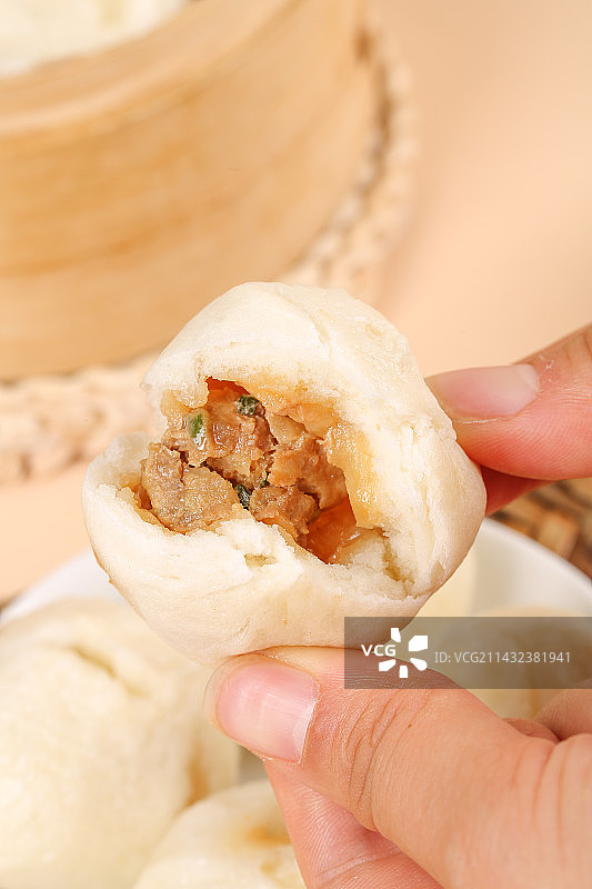 浅底上的发面小笼包图片素材