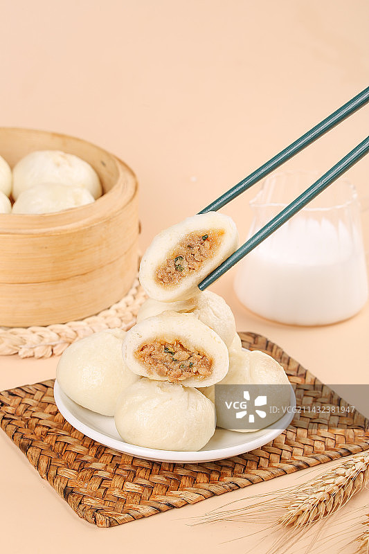浅底上的发面小笼包图片素材