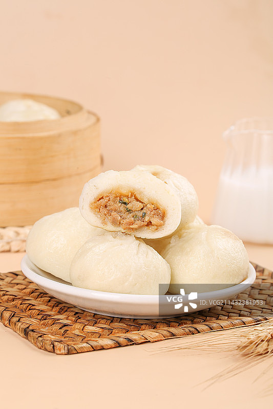浅底上的发面小笼包图片素材
