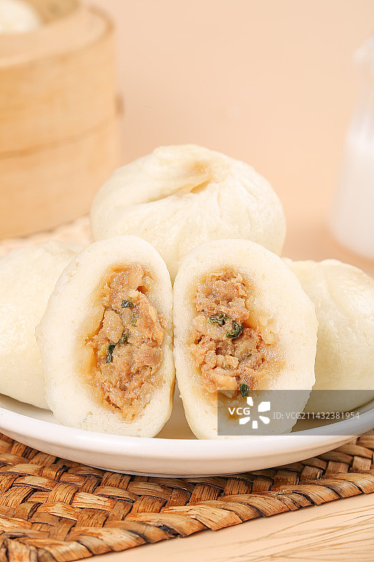 浅底上的发面小笼包图片素材