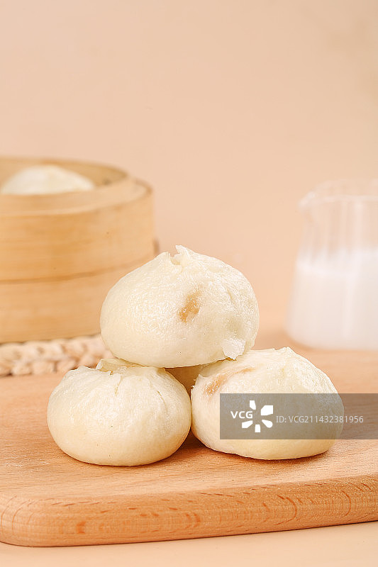 浅底上的发面小笼包图片素材