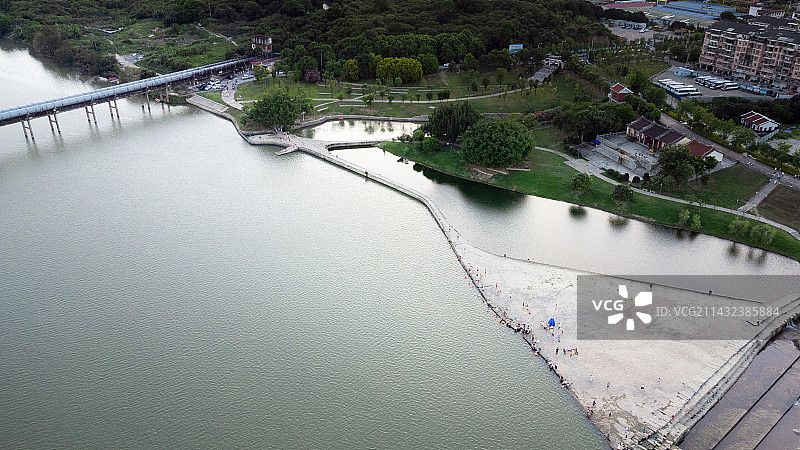 阴沉湖面图片素材