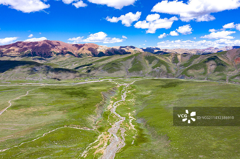 航拍西藏那曲地区草原景观和317国道图片素材