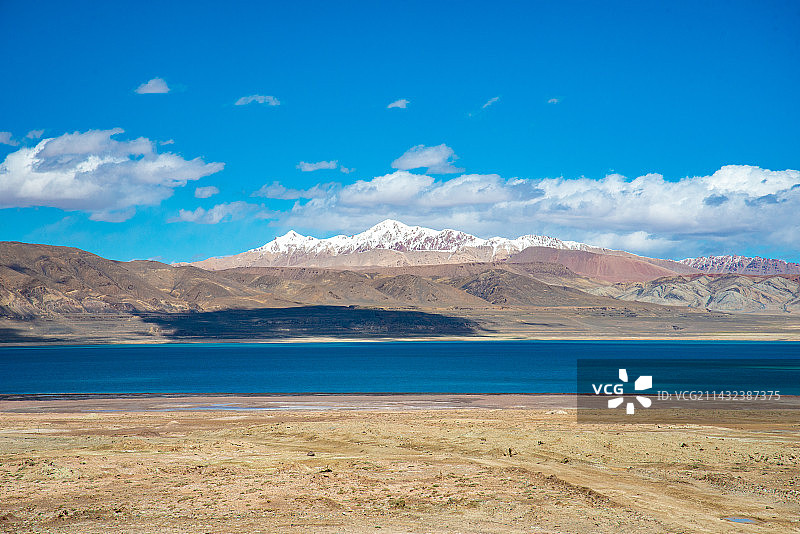 航拍西藏阿里地区219国道边的湖泊图片素材