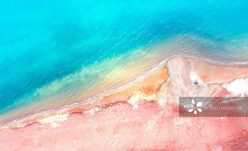 航拍西藏阿里地区219国道边的湖泊图片素材