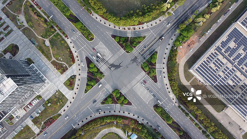 城市建筑中街道的高角度景观图片素材