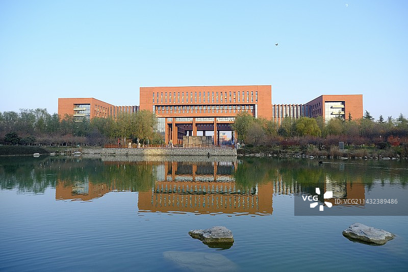 学院大楼水面倒影图片素材