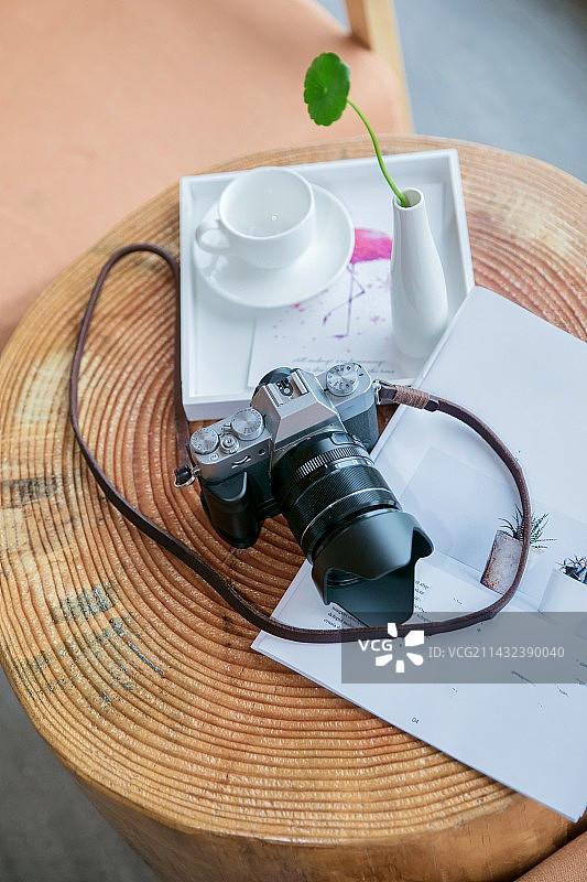 桌面上相机的高角度视图图片素材