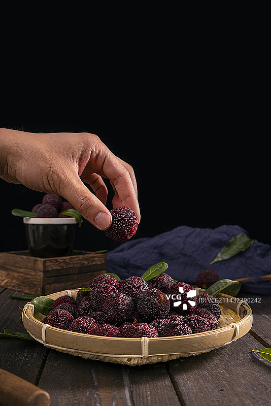 手中的新鲜杨梅水果图片素材