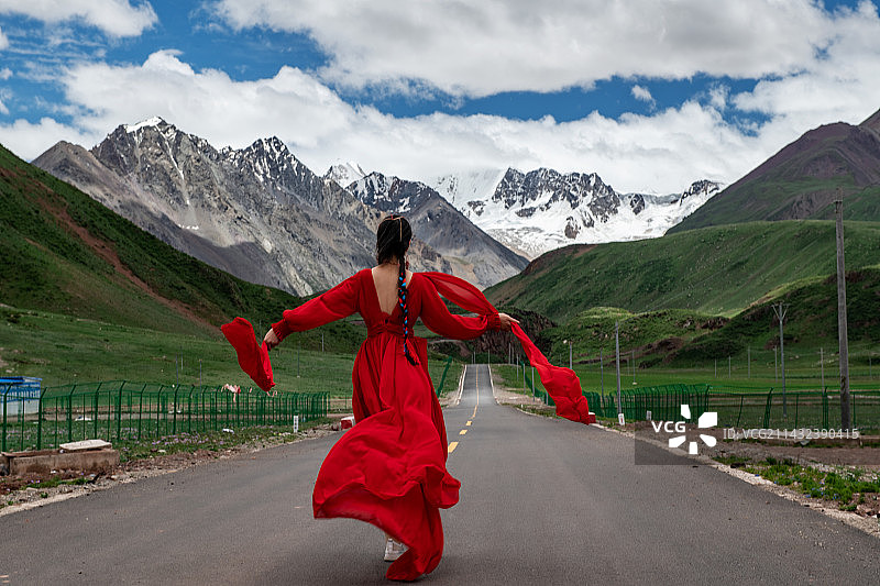 奔向布加雪山。一个藏区最著名的苯教圣山，坐落在丁青西部，是藏东最高的山峰。图片素材
