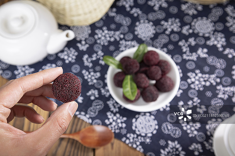 手拿一颗新鲜水果杨梅图片素材