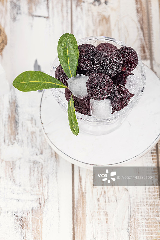 夏天新鲜水果杨梅亮调图片图片素材