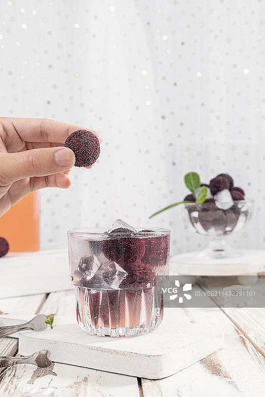 手拿一颗杨梅夏天新鲜水果图片素材